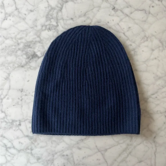 NEW loop cashmere beanie in midnight blue - Picture 2 of 5